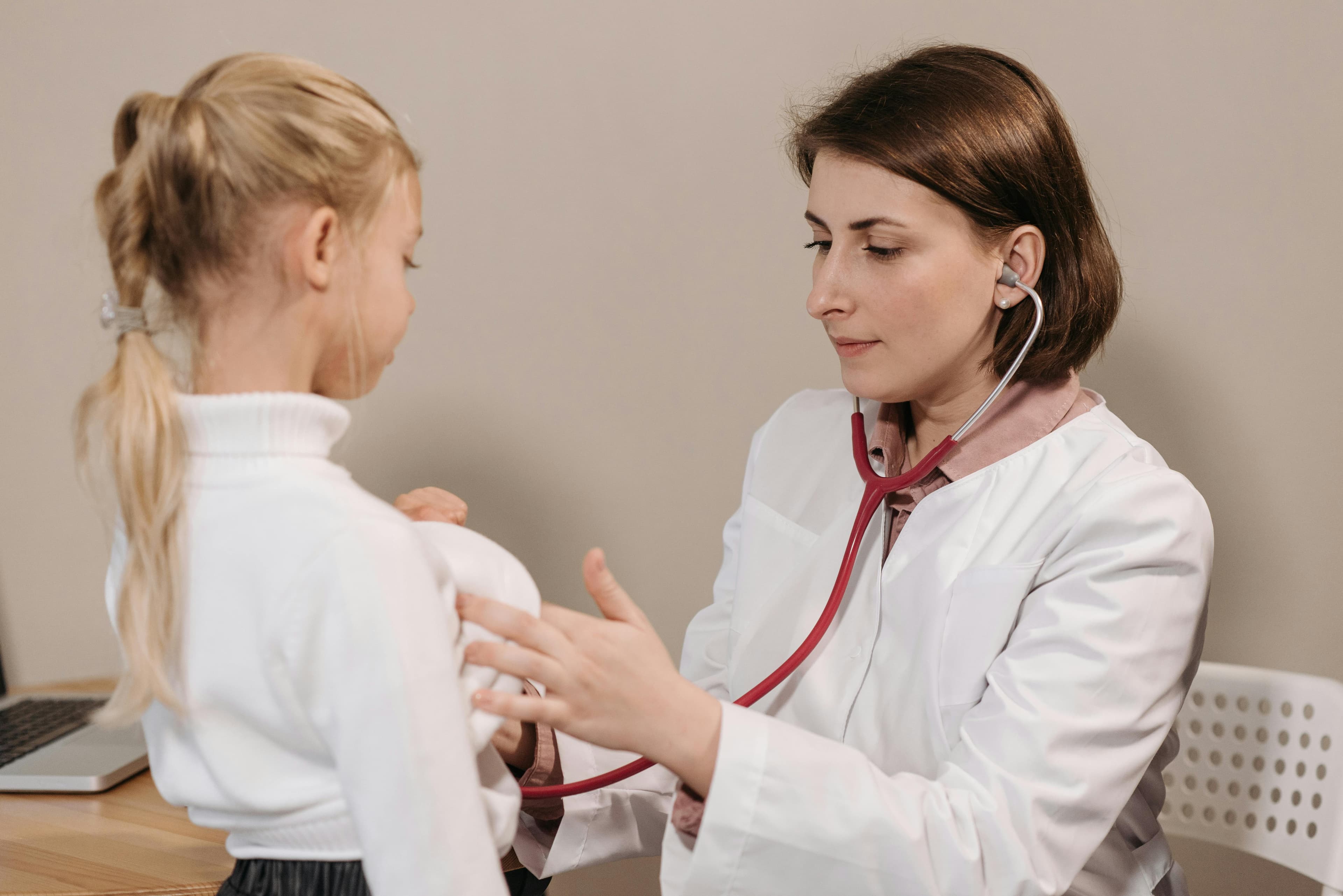 Meningita B face victime în Europa. Un medic avertizează: „Pot muri chiar dacă ajung la timp la spital”