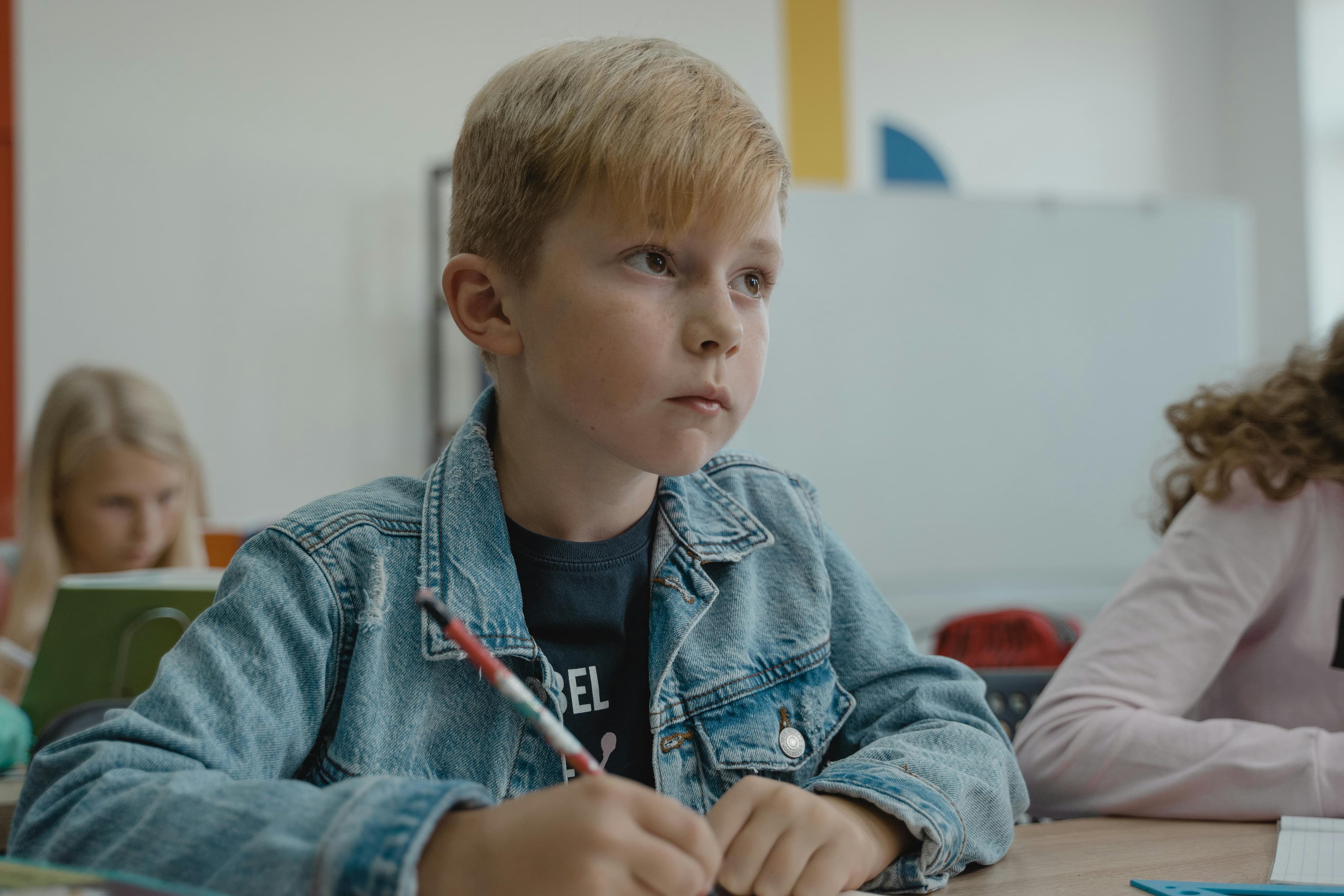 „Generația care știe totul, dar depinde de toate!” Experții avertizează că autonomia copiilor scade, deși performanțele cognitive cresc