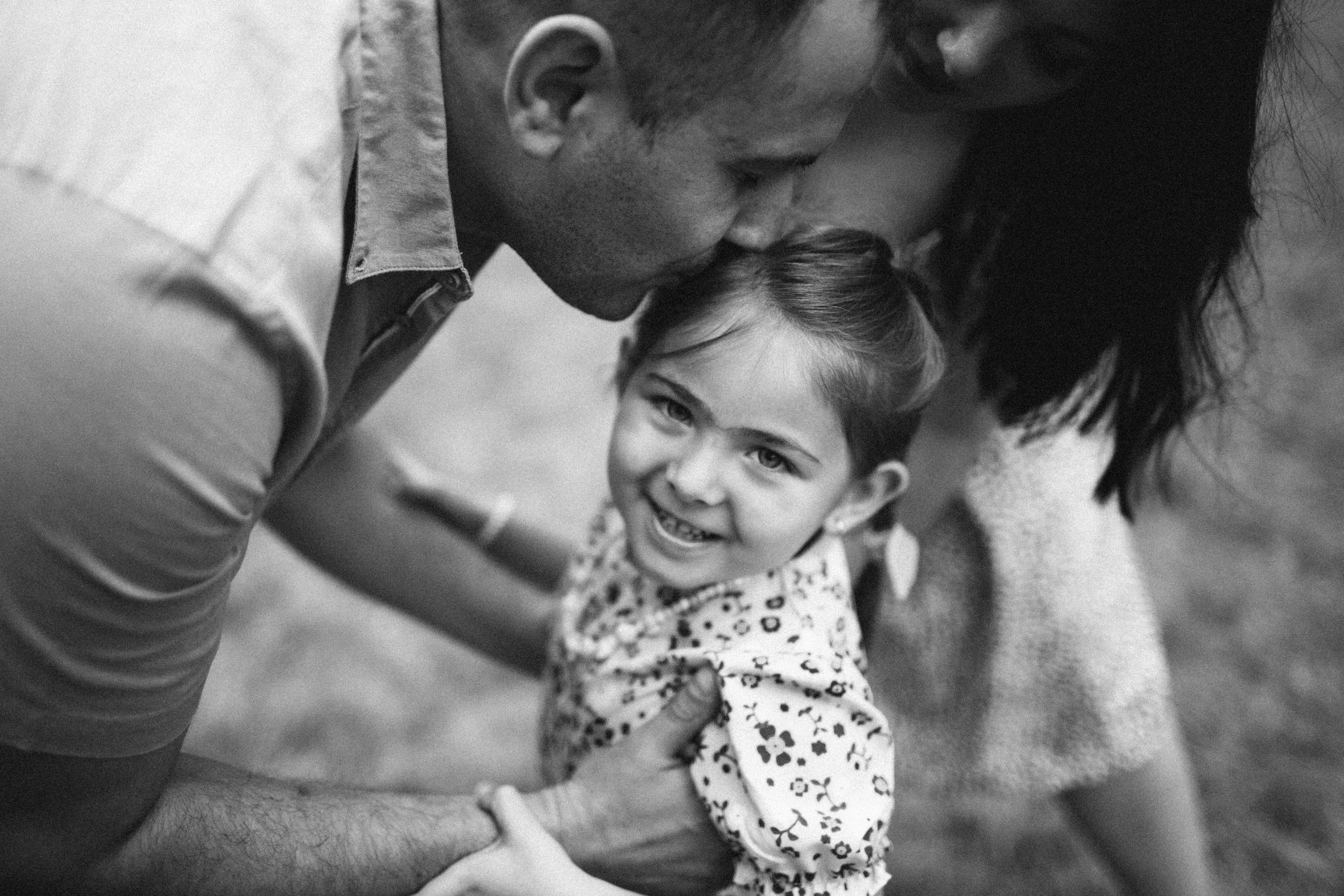 Obiceiuri vechi de parenting pe care părinții de azi refuză să le mai aplice, inclusiv metoda „lasă-l să plângă”
