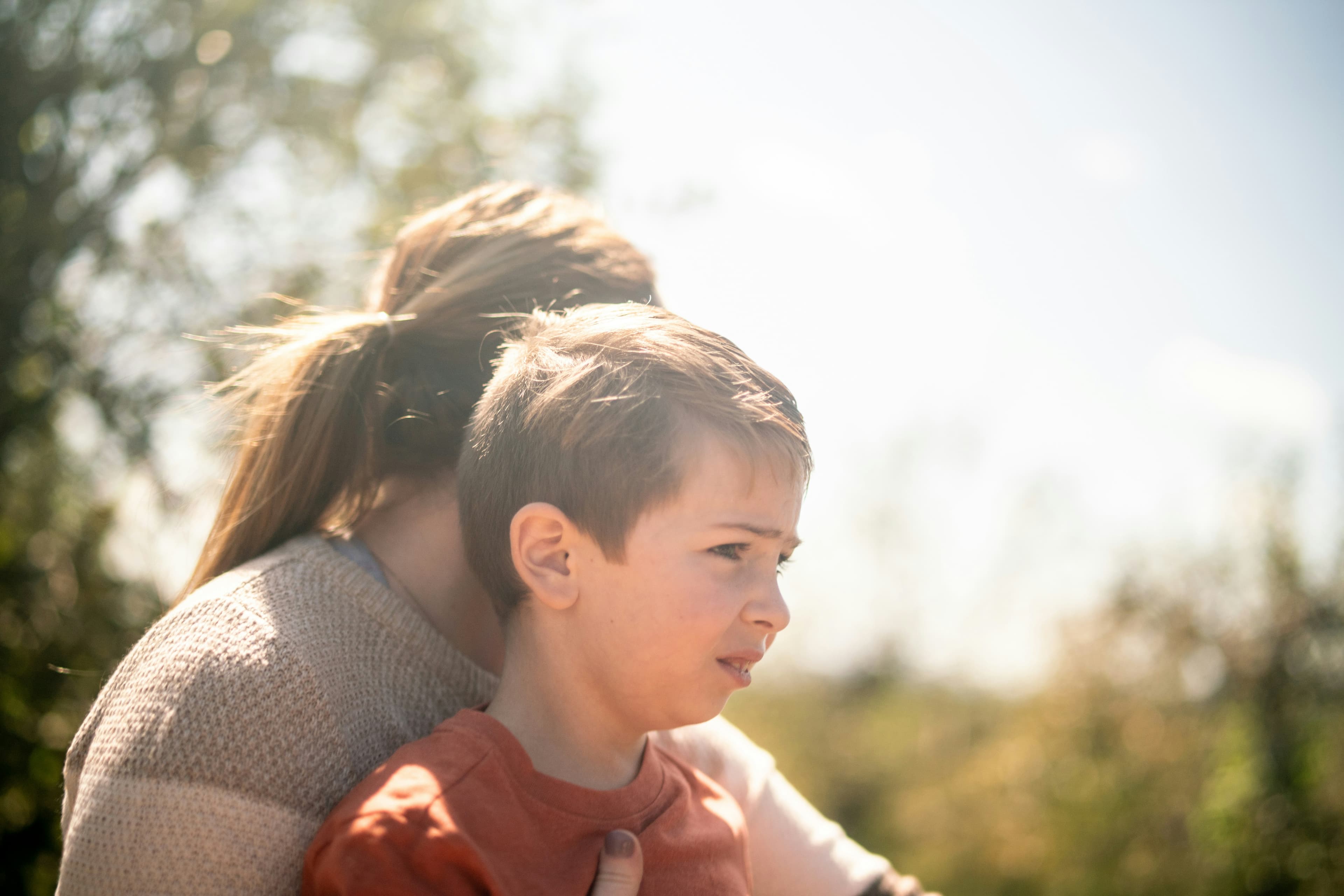 7 semne importante pe care mulți părinți le ignoră și care arată că parentingul blând poate deveni „people-pleasing” în viața de zi cu zi