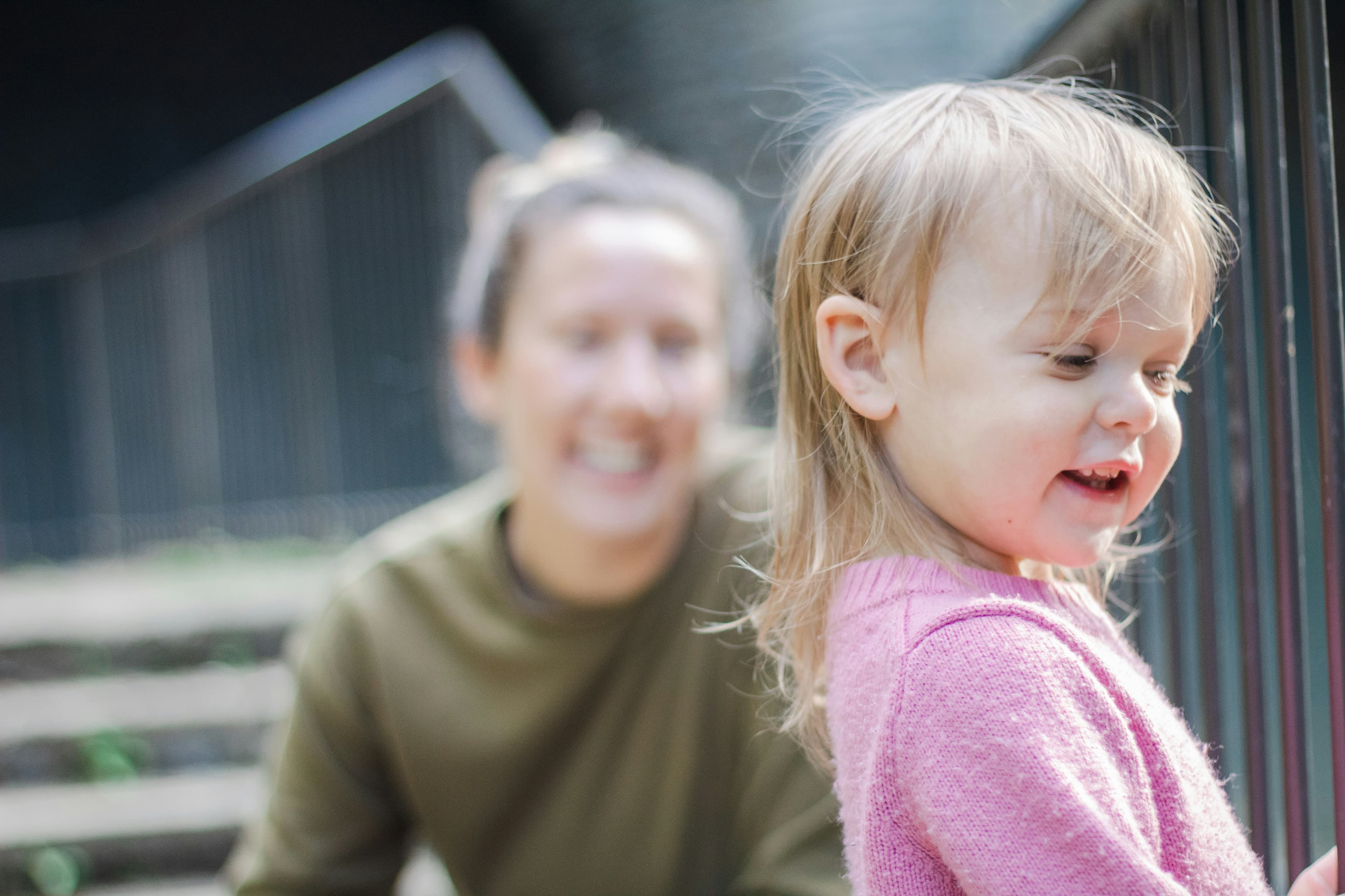 7 semne importante pe care mulți părinți le ignoră și care arată că parentingul blând poate deveni „people-pleasing” în viața de zi cu zi