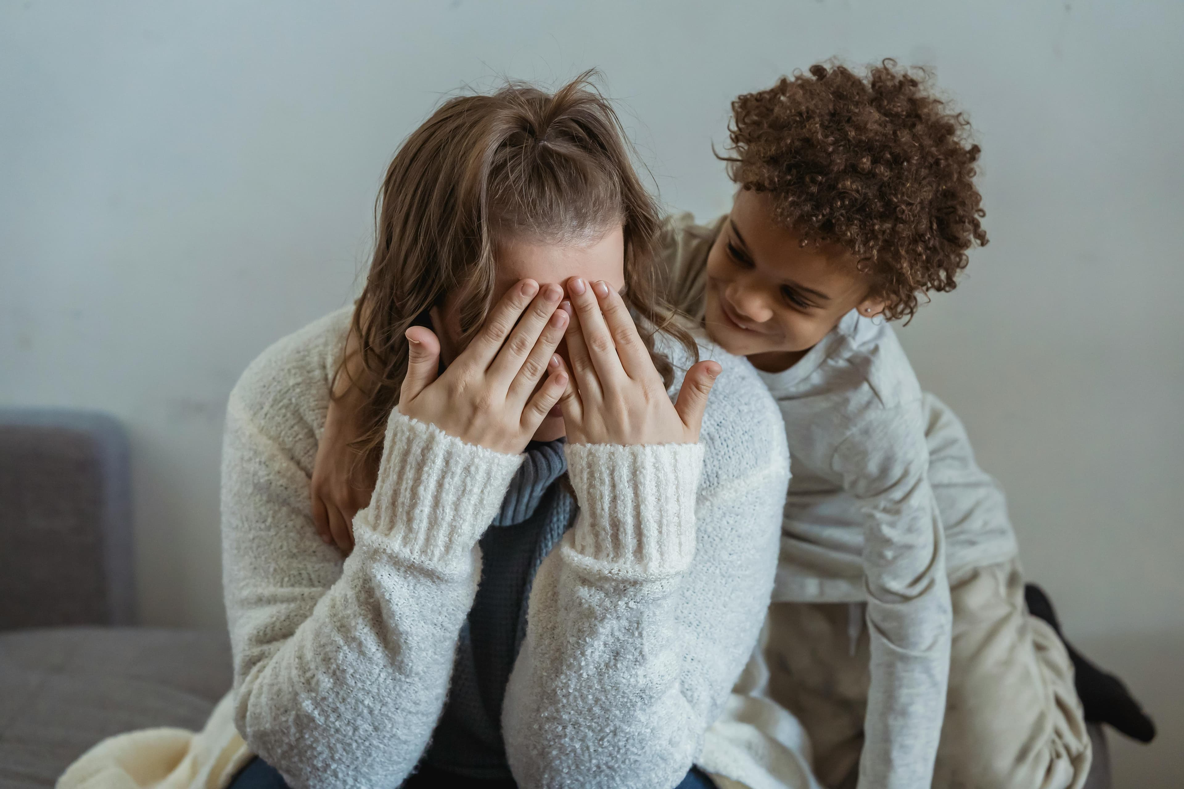 Ce se întâmplă când un copil își abuzează părintele? Cum recunoști și cum gestionezi violența în familie din partea copiilor