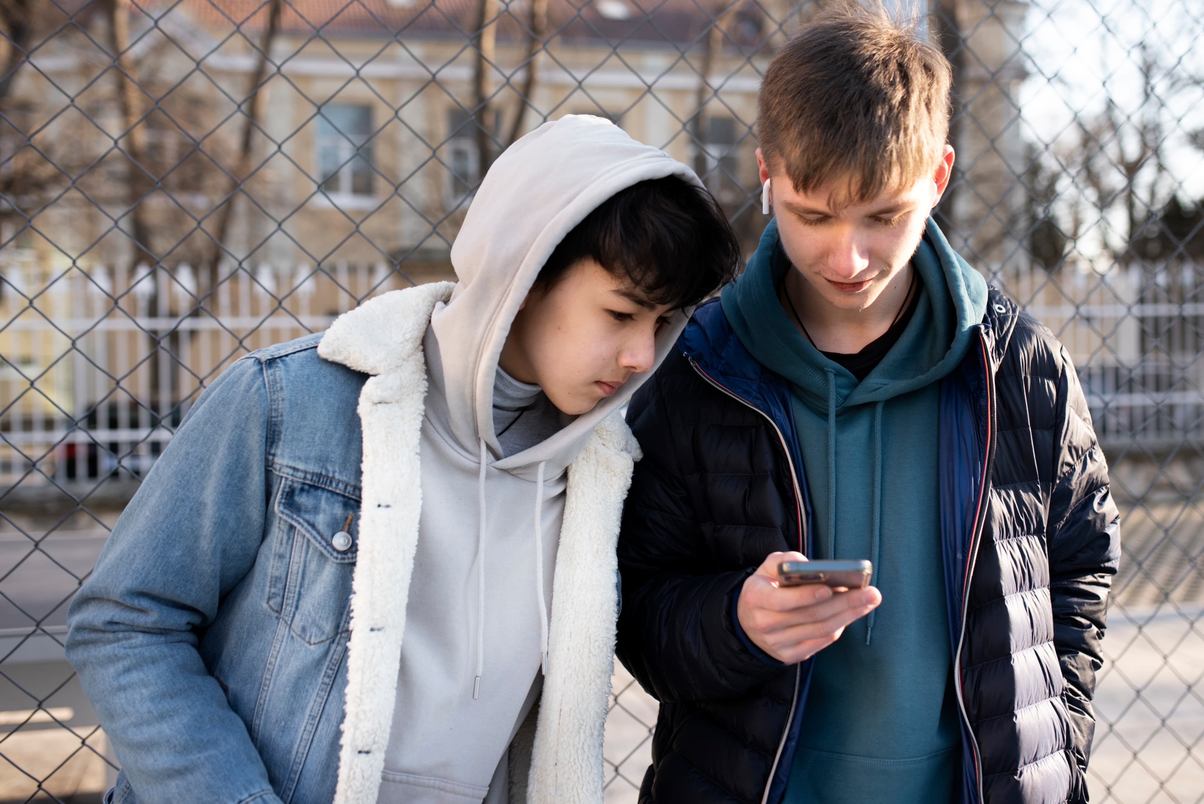 Generația FOMO: Adolescenți copleșiți de viața celorlalți, mereu percepută ca fiind mai bună decât a lor