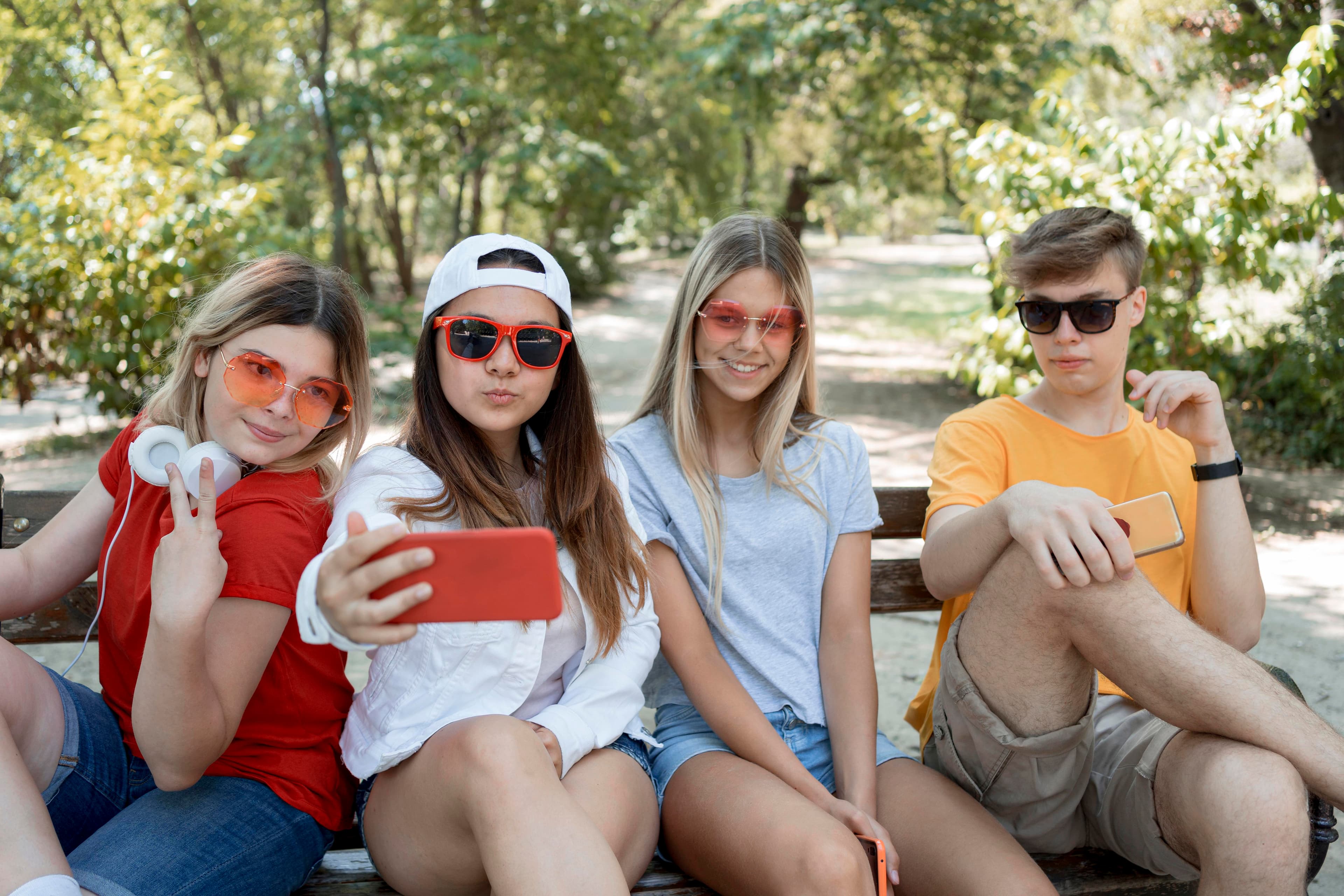 Generația FOMO: Adolescenți copleșiți de viața celorlalți, mereu percepută ca fiind mai bună decât a lor