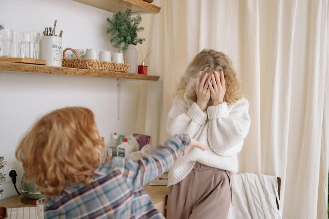 Ce se întâmplă când un copil își abuzează părintele? Cum recunoști și cum gestionezi violența în familie din partea copiilor