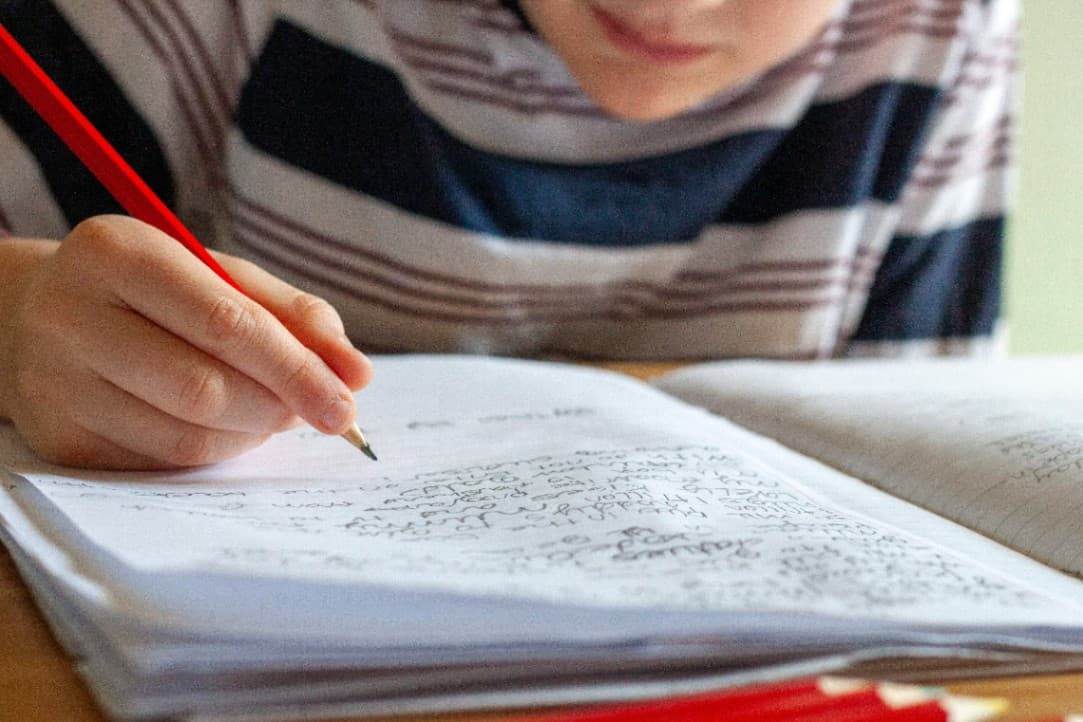 Ce trebuie să învețe copiii astăzi în școală pentru a avea succes mâine, într-o lume în care inteligența artificială poate scrie, calcula și analiza mai repede decât oamenii