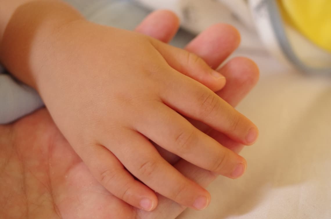 O mamă și-a ras copilul în cap, i-a bandajat mâinile și l-a făcut să creadă că este bolnav de cancer, ca să primească donații pentru o viață de lux
