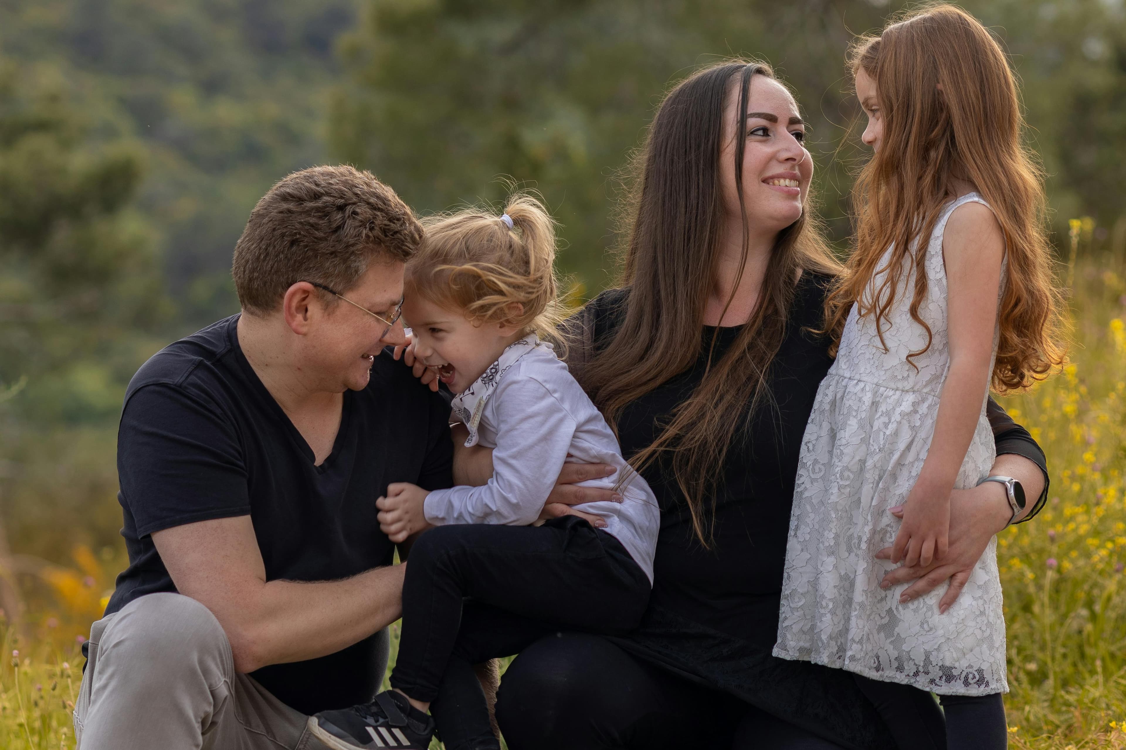 Obiceiuri vechi de parenting pe care părinții de azi refuză să le mai aplice, inclusiv metoda „lasă-l să plângă”