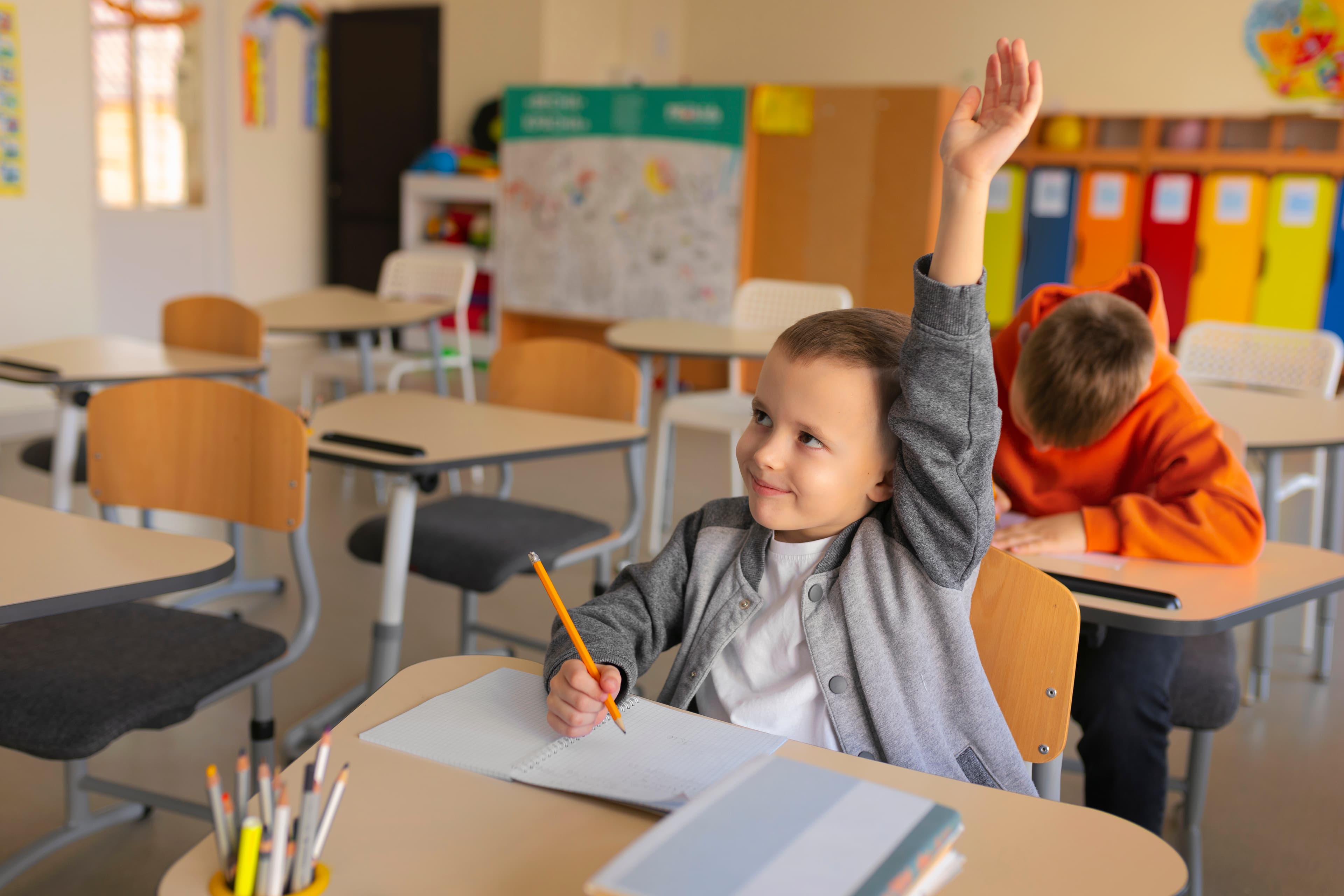 Au copiii noștri prea multe teme pentru acasă? Ce spun studiile, cum văd profesorii și părinții problema și cum s-au schimbat temele de-a lungul istoriei