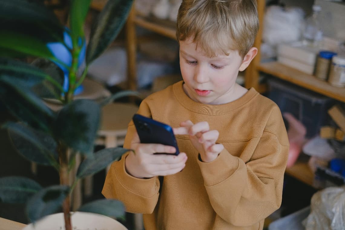 Psiholog, despre momentul în care să îi oferi copilului tău primul telefon mobil: „Înainte de vârsta de 13 ani, afectează sănătatea mintală”