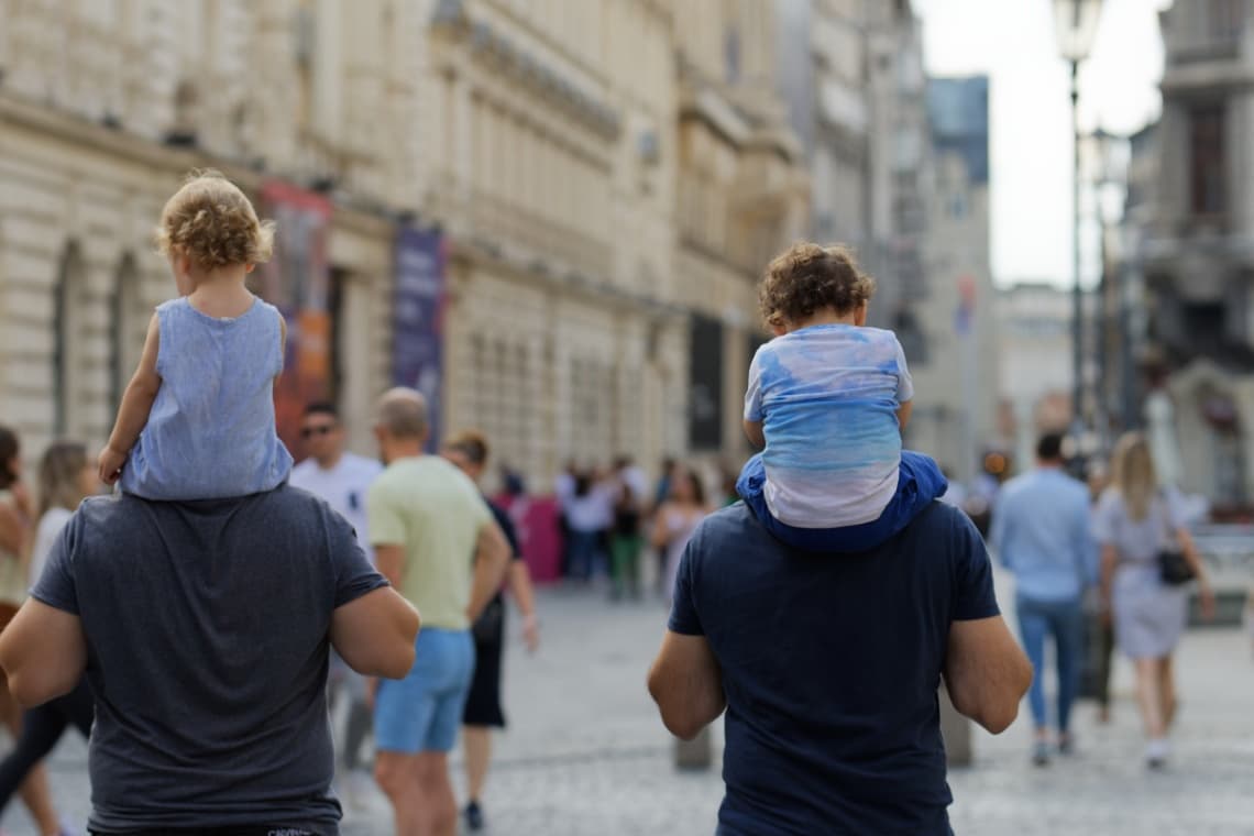 Ce sunt „părinții delfin” și de ce psihologii recomandă acest stil de parenting: „Este unul dintre tipurile cele mai susținute de cercetări”