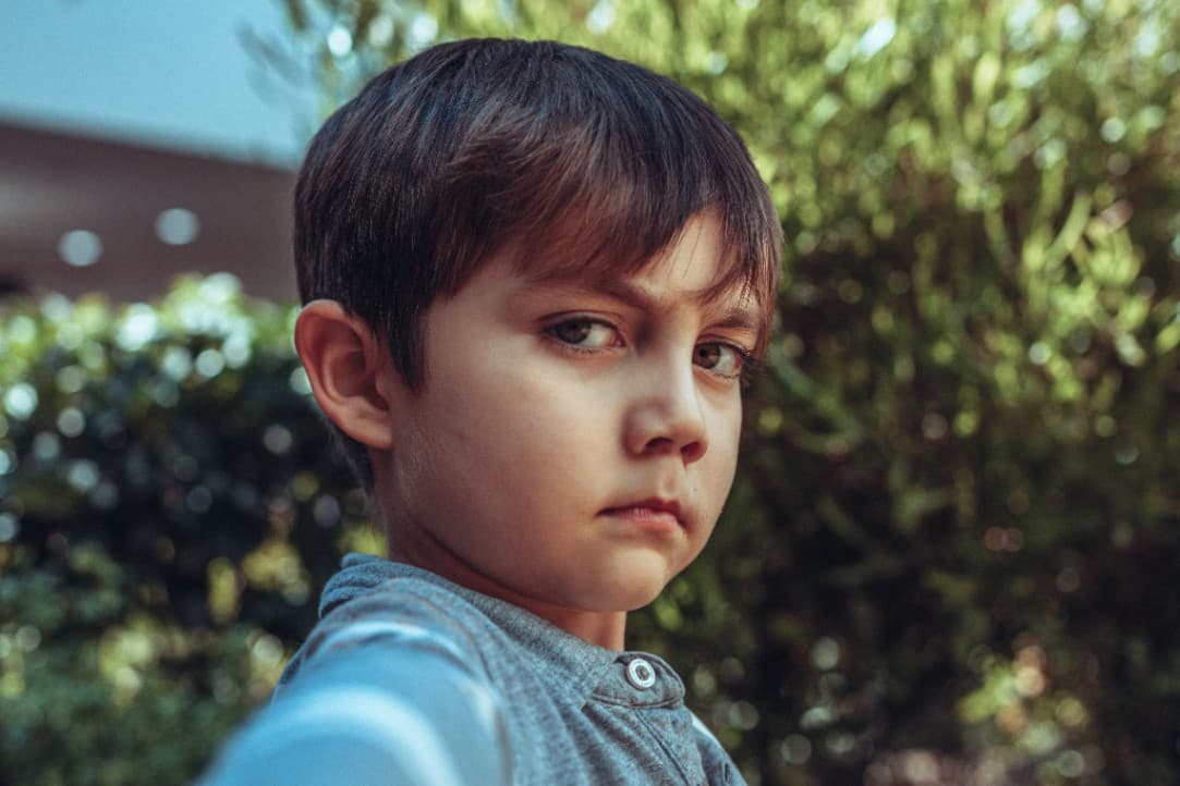 Băieții care devin bărbați narcisiști au, de regulă, părinți care fac frecvent aceste 10 lucruri